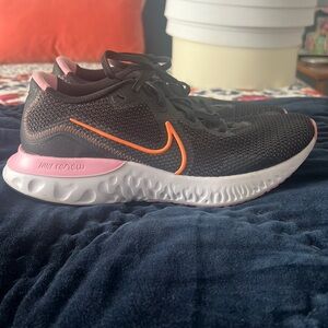 Size 9 nike running shoes